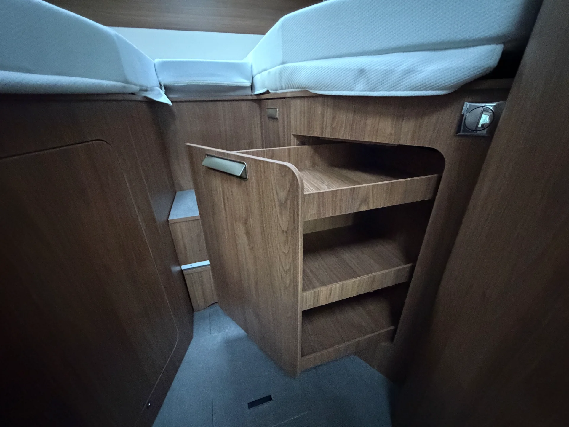 LAIKA Ecovip L 3009 Titanio – výsuvný úložný prostor pod lůžkem