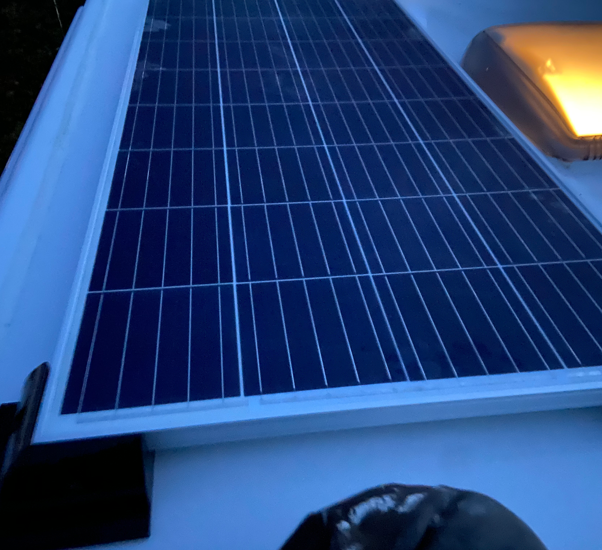 Instalace solárních panelů na střechu obytného vozu
