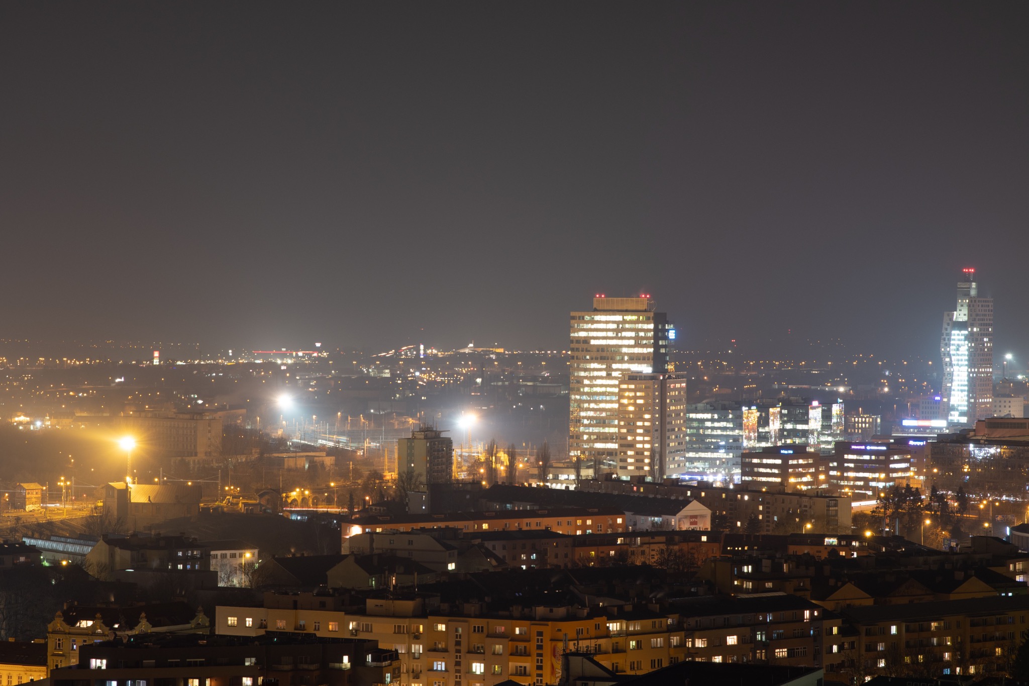 Noční panorama Brna s osvětlenými budovami