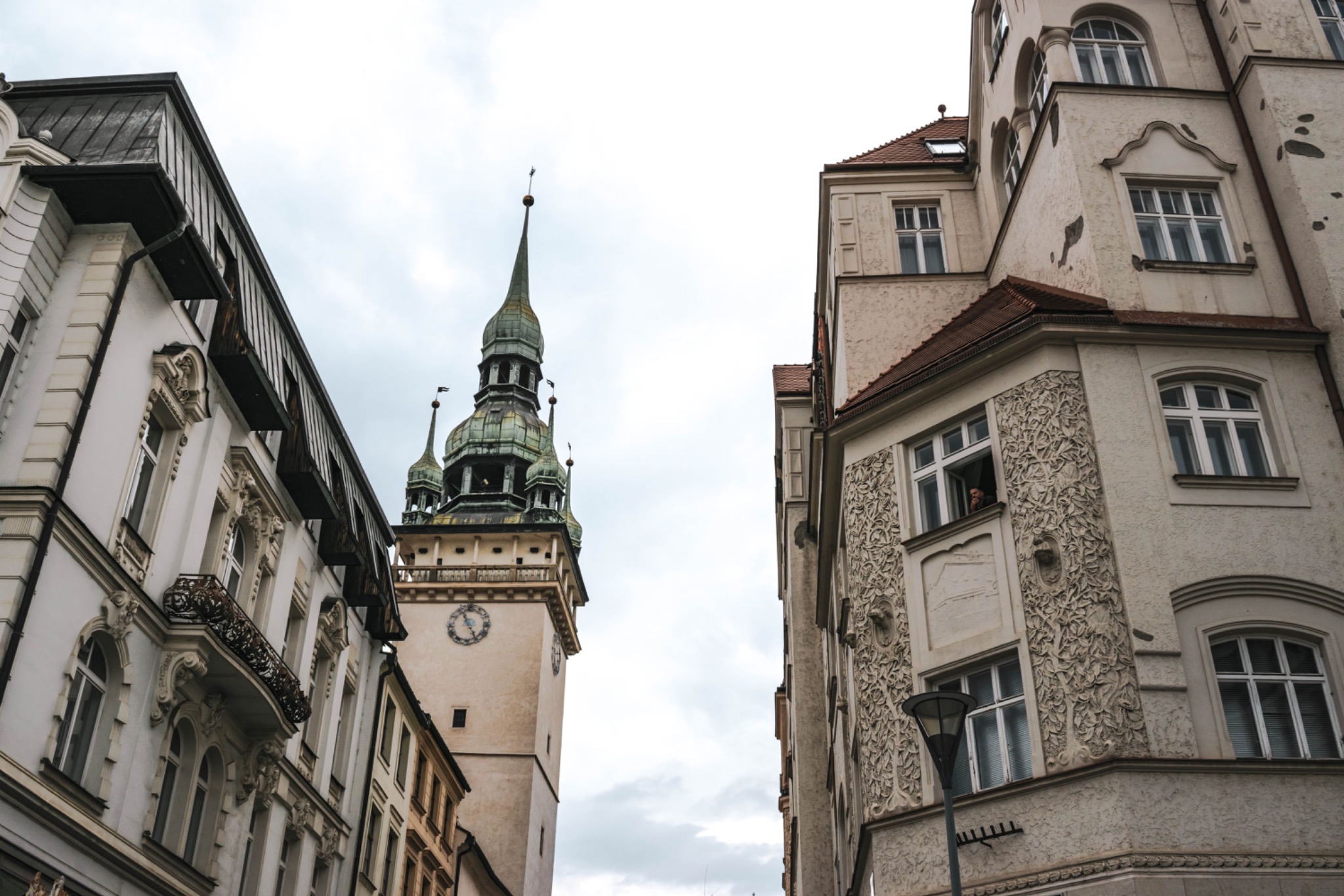 Věž Staré radnice v Brně mezi domy historického centra