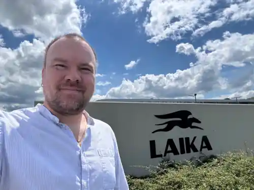 Zakladatel BENEcamp před sídlem LAIKA — reálná fotografie